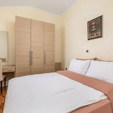 Apartment Perla With Balcony