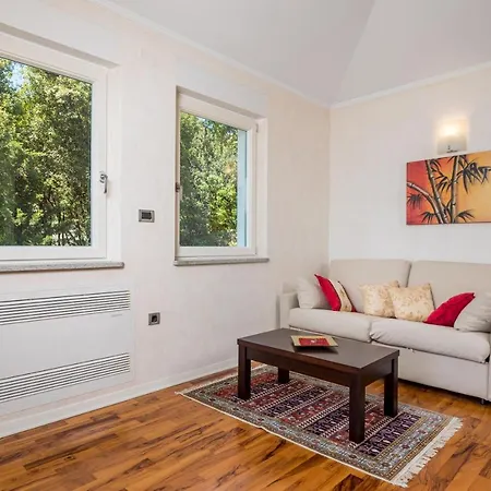 Apartment Perla With Balcony Icici
